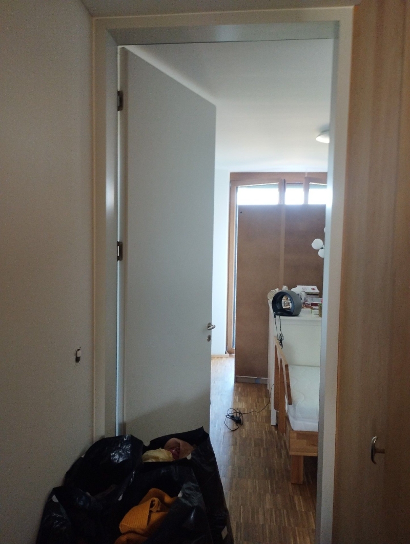 Ort: Zwingen. In einem Schlafzimmer sind mögliche Anzeichen für Bettwanzen sichtbar. Ein Kammerjäger könnte helfen, das Problem professionell zu beheben.