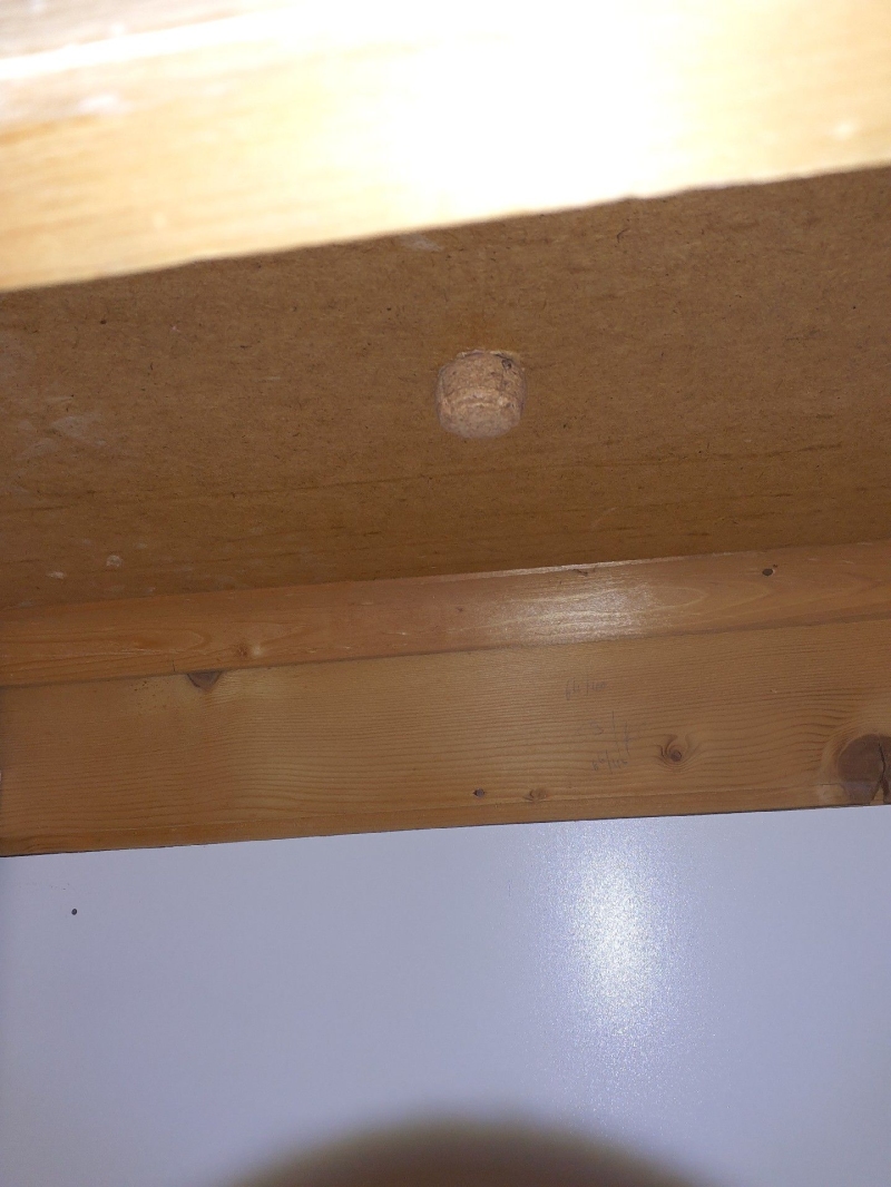 Unter dem Holzbrett findet sich in Anwil ein kleines rundes Loch, das auf Mausaktivitaet hindeutet und den Einsatz eines Kammerjaegers notwendig machen koennte.