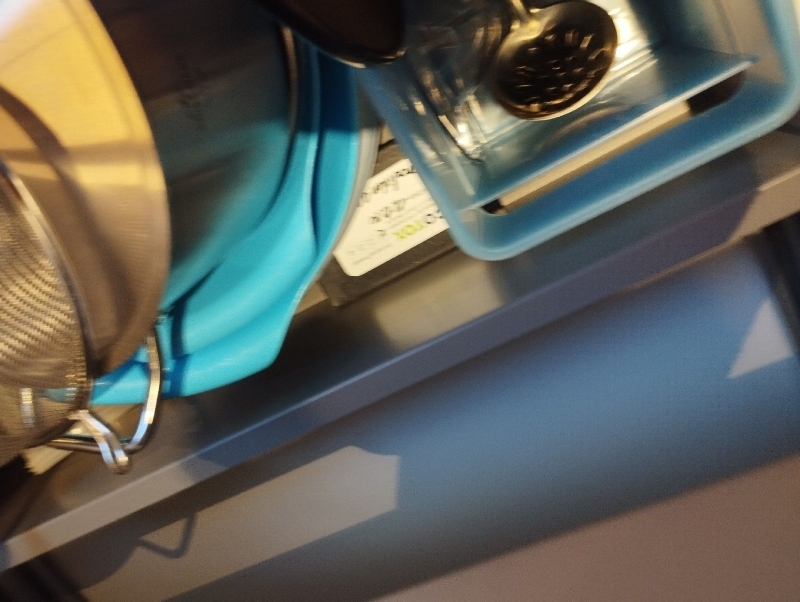 In einer Kuechenschublade in Bennwil koennte ein unordentlicher Bereich auf Spuren von Ratten hindeuten, wodurch ein Kammerjaeger noetig werden kann.