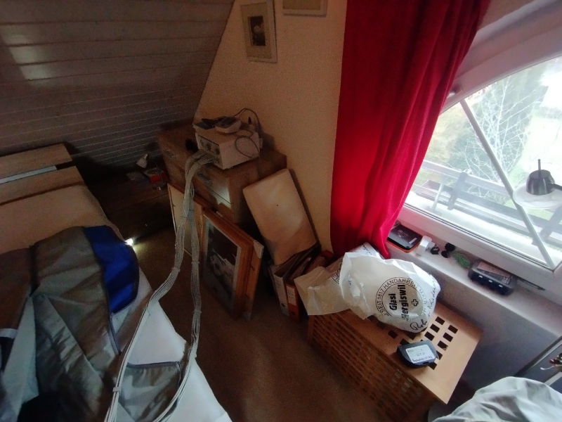 In Boeckten laesst der Hinweis auf Rattenaktivitaet rund um ein Gebaeude auf einen Befall schliessen, bei dem ein Kammerjaeger noetig ist.