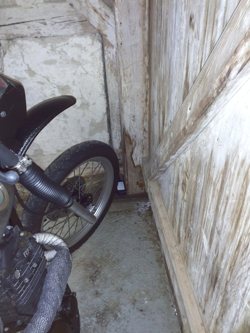 In einem Abstellraum in Bretzwil deuten Spuren am Boden und an der Holzwand auf moegliche Ratten hin, weshalb der Einsatz eines Kammerjaegers sinnvoll erscheint.