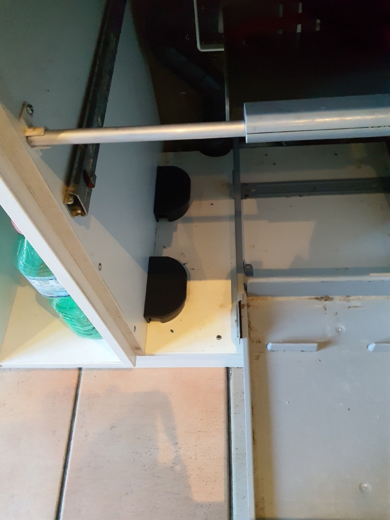 In einem Schrankbereich in Bretzwil weisen kleine Fraesspuren und dunkle Partikel auf moegliche Maeuse hin, sodass der Einsatz eines Kammerjaegers sinnvoll sein kann.