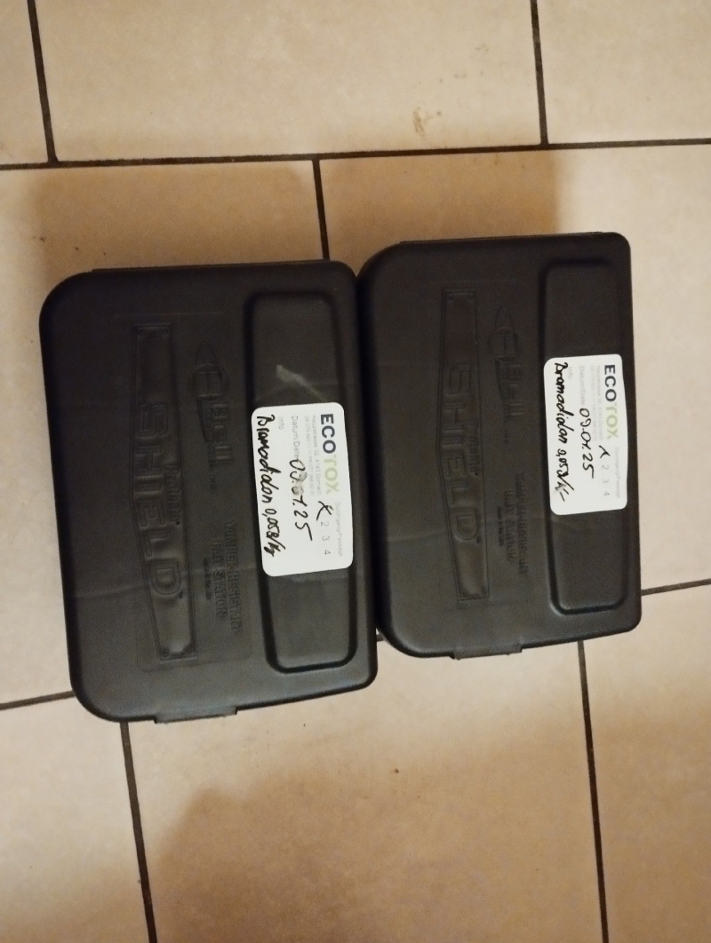 Auf den Fliesen in Burg im Leimental liegen zwei Koederboxen bereit, was auf eine moegliche Maeuseaktivitaet hindeutet und den Einsatz eines Kammerjaeger sinnvoll macht.