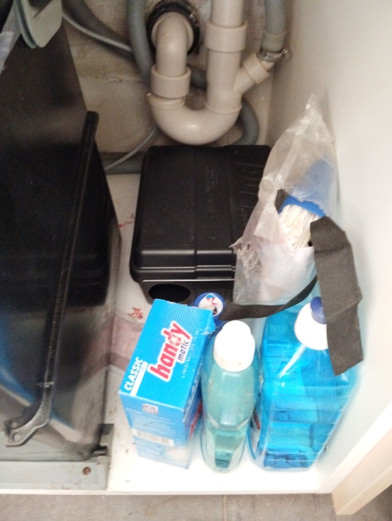 Unter der Spuele in Dittingen laesst die platzierte Koederbox auf moegliche Maeuseaktivitaet schliessen, weshalb ein Kammerjaeger im Ort nuetzlich sein kann.