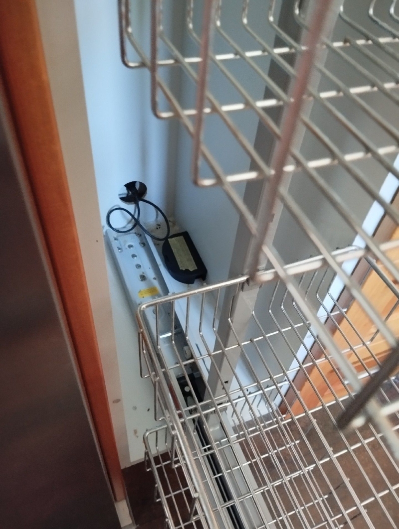 Im Schrankbereich in Hemmiken deuten verstreute Spuren und Fraessreste auf Ratten hin, wodurch der Einsatz eines Kammerjaegers in Hemmiken notwendig wird.