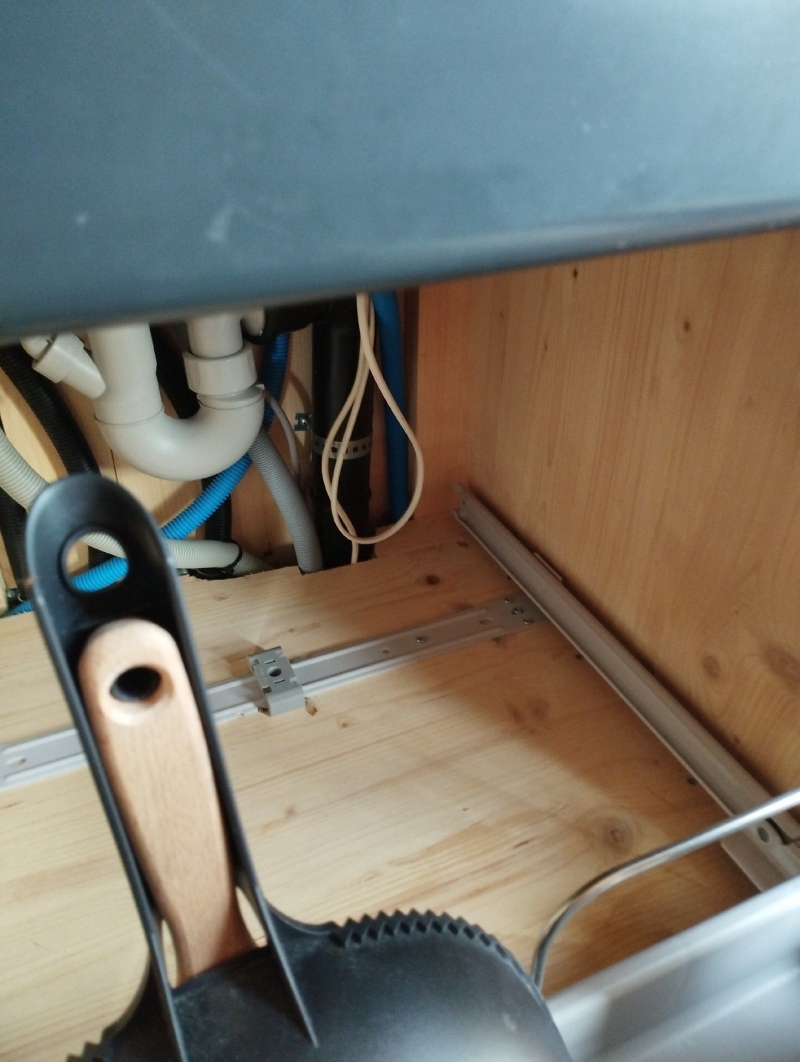 Unter dem Spuelenschrank in Hemmiken lassen leichte Spuren und Kabelbewegungen auf Maeusebefall schliessen, was den Einsatz eines Kammerjaegers erfordert.