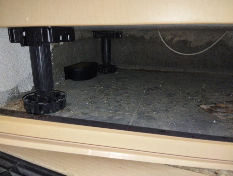 Unter einem Schrank weist in Kaenerkinden eine platzierte Rattenfalle auf moeglichen Befall hin, dessen Beseitigung den Kammerjaeger erfordert.