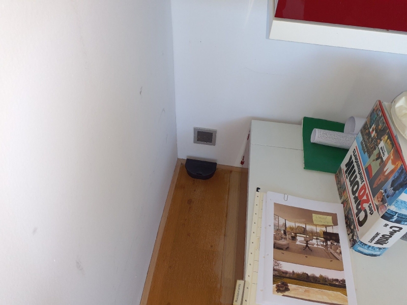 In einer Zimmerecke in Langenbruck steht eine schwarze Falle nahe der Wand, was auf Hinweise von Ratten hindeutet und den Einsatz eines Kammerjaegers notwendig macht.