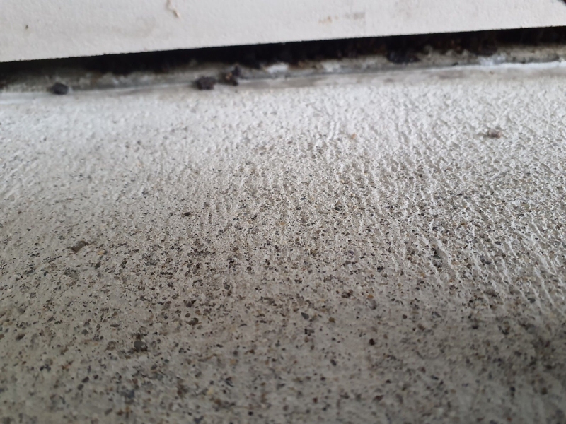 Unter der niedrigen Spaltkante in Laufen deuten dunkle Kotspuren auf Maeuseaktivitaet hin, was den Einsatz eines Kammerjaeger notwendig machen kann.
