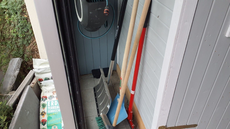Zwischen Gartengeraeten in Lausen laesst die Unordnung am Boden auf moegliche Spuren von Ratten schliessen, was den Einsatz eines Kammerjaegers nahelegt.