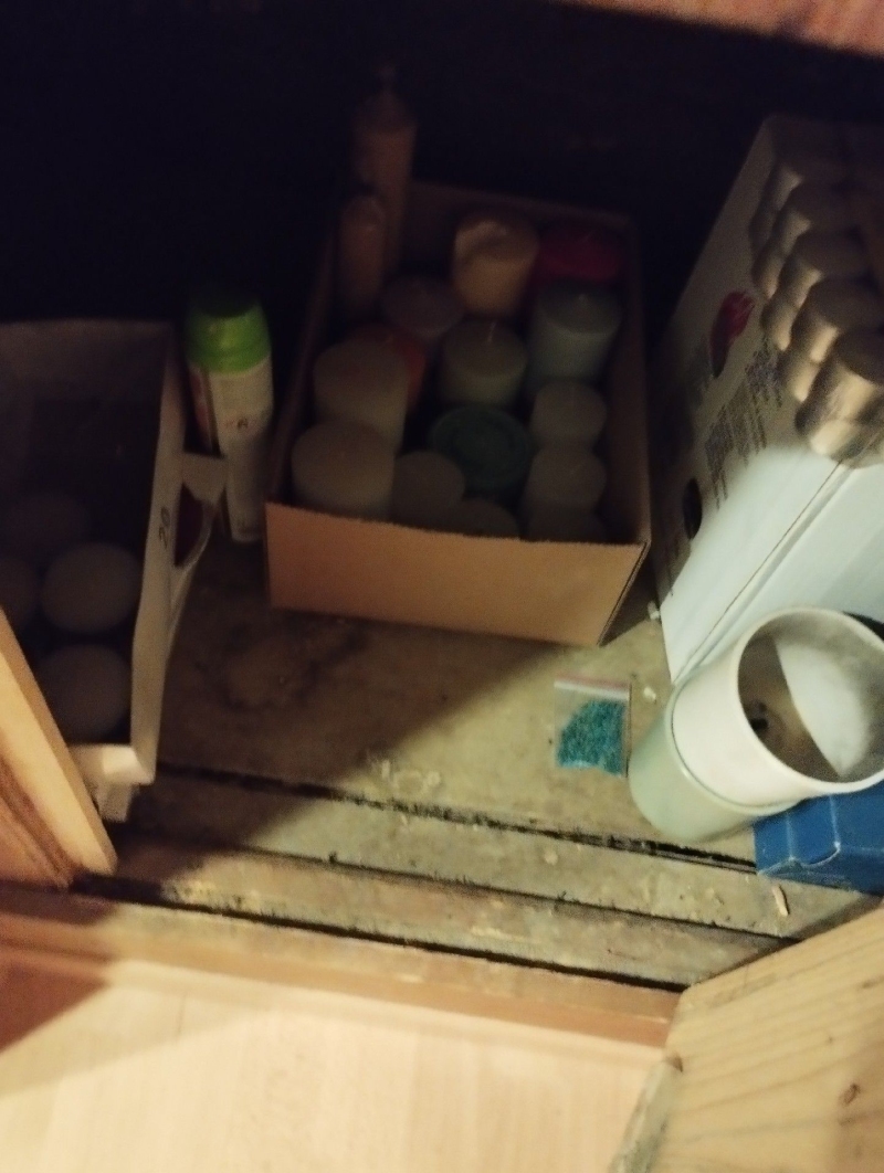 Im dunklen Abstellfach in Maisprach weist das ausgelegte Koederpaeckchen auf moegliche Maeuseaktivitaet hin, was den Einsatz eines Kammerjaeger notwendig macht.