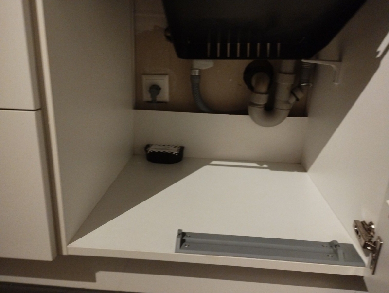 Im offenen Unterschrank in Oberwil laesst die platzierte Koederbox auf moegliche Rattenaktivitaet schliessen, weshalb ein Kammerjaeger hinzugezogen werden sollte.