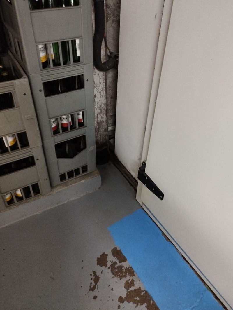 In Oltingen lassen Spuren am Boden neben Getraenkekisten auf moegliche Maeuseaktivitaet schliessen, was einen Kammerjaeger notwendig machen koennte.