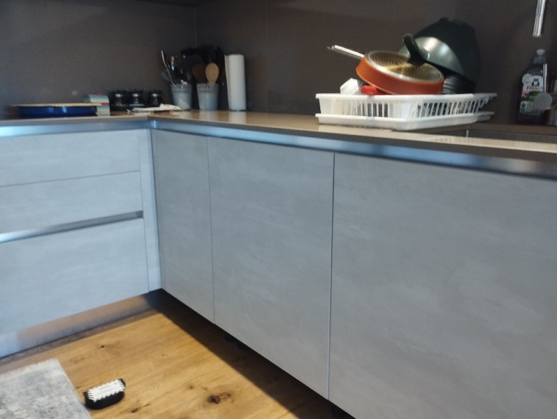 Unter den Küchenschraenken in Reinach deuten dunkle Spuren am Boden auf moegliche Aktivitaet von Ratten hin, weshalb der Einsatz eines Kammerjaegers ratsam ist.