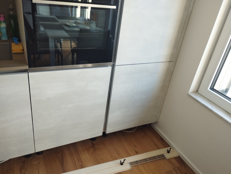 Hinter den angehobenen Kuechenverkleidungen in Rickenbach weist der freie bodenbereich auf moegliche Spuren von Ratten hin, was einen Kammerjaeger im Ort erforderlich machen kann.