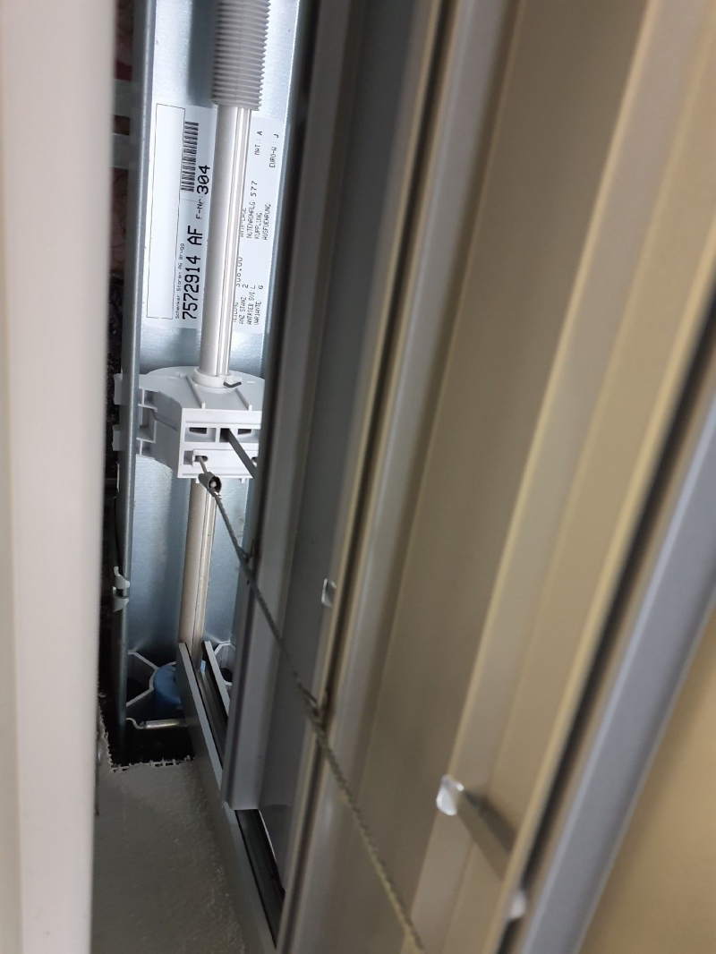 In einem schmalen Spalt der Fassadenkonstruktion in Ruemlingen finden sich Hinweise auf Nageraktivitaet, was einen Kammerjaeger auf moegliche Ratten aufmerksam macht.