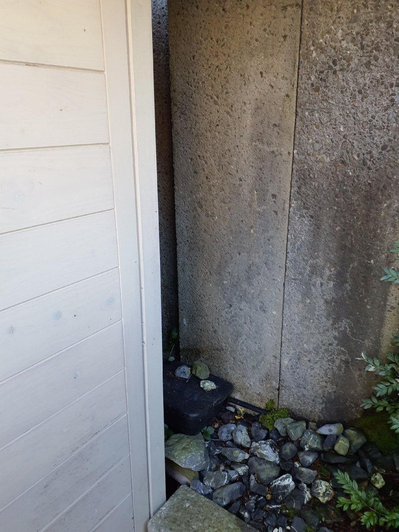 Neben einem Holzverschlag in Ruemlingen liegt eine geschuetzte Ecke mit Steinen und einer Koederbox, was einen Kammerjaeger auf moegliche Maeuseaktivitaet aufmerksam macht.