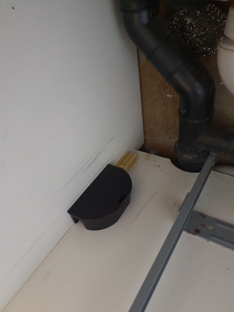 Neben einem Abflussrohr in Schoenenbuch weist eine platzierte Koederstation auf moegliche Maeusspuren hin, was den Einsatz des Kammerjaeger erforderlich macht.