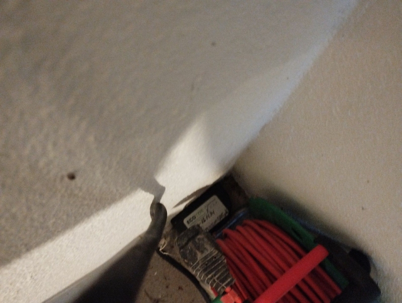 In Tecknau wurde eine Mäusefalle entdeckt, die zur Bekämpfung von Mäusen in der Nähe von Wand- und Kabelöffnungen eingesetzt wird. Eine regelmäßige Kontrolle ist notwendig, um weitere Schäden zu vermeiden.