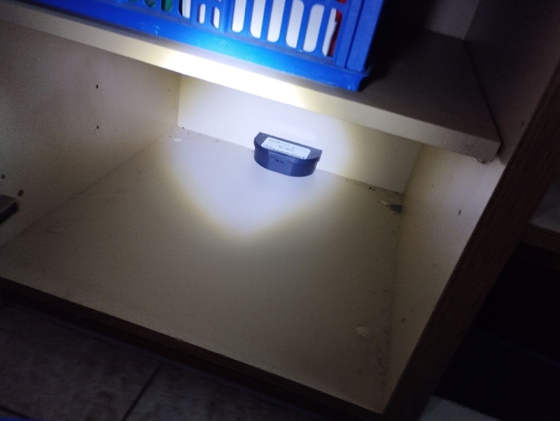 In Tenniken ist ein Rattenköder in einem Schrank sichtbar. Kammerjäger könnten hier zur Bekämpfung und zur Sicherstellung einer dauerhaften Lösung erforderlich sein.