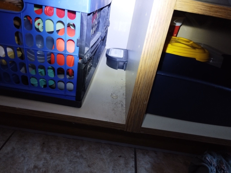 In Tenniken ist ein Mäuseköder in einem Schrank sichtbar. Kammerjäger könnten hier zur Bekämpfung von Mäusen und zur dauerhaften Lösung des Problems erforderlich sein.
