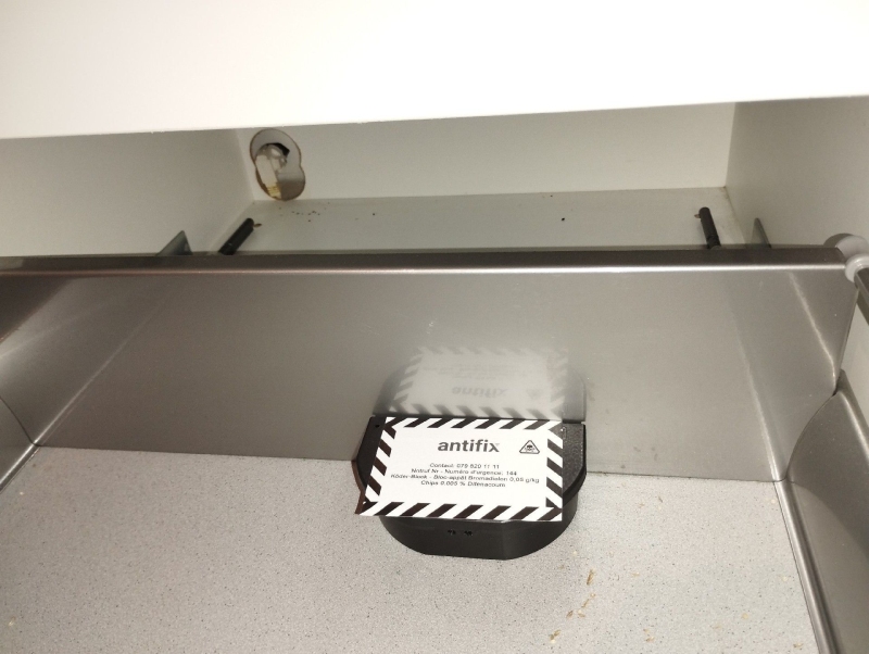 In Thürnen wurde eine Mausfalle in einem Küchenschrank platziert, um einen Mäusebefall zu kontrollieren. Ein Kammerjäger kann bei der weiteren Bekämpfung unterstützen.