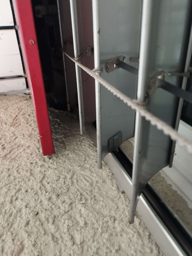 Hinter den Lamellen in Bennwil deutet eine verdeckte Spalte auf ein moegliches Hornissennest hin, weshalb ein Kammerjaeger im Ort ratsam ist.