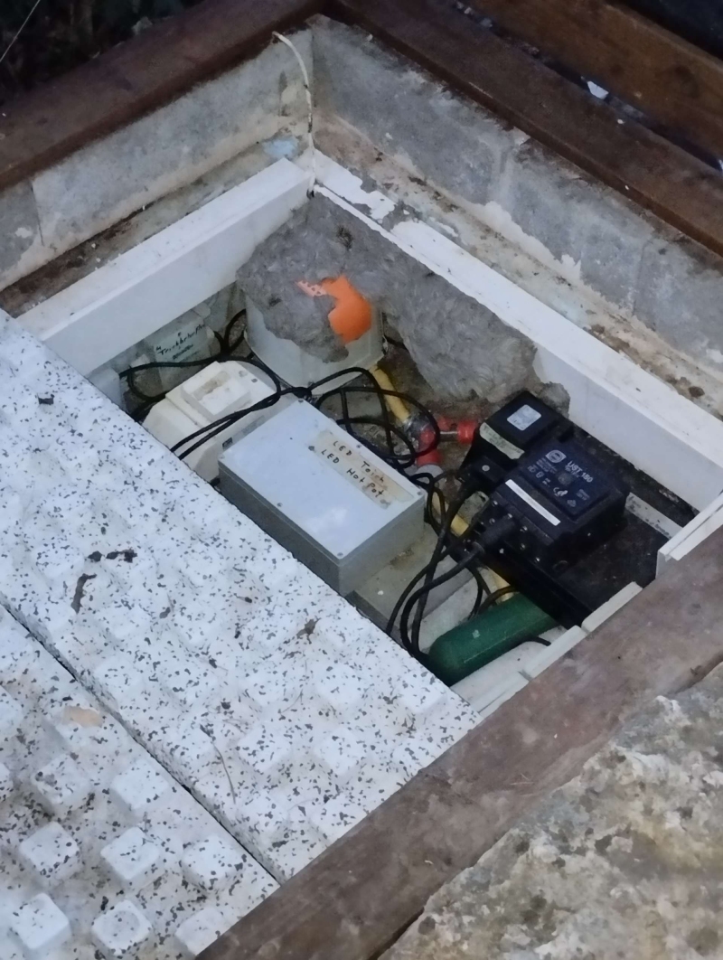Neben Elektrokabeln liegt in Fuellinsdorf ein graues Hornissennest, das auf einen moeglichen Einsatz des Kammerjaeger hindeutet.