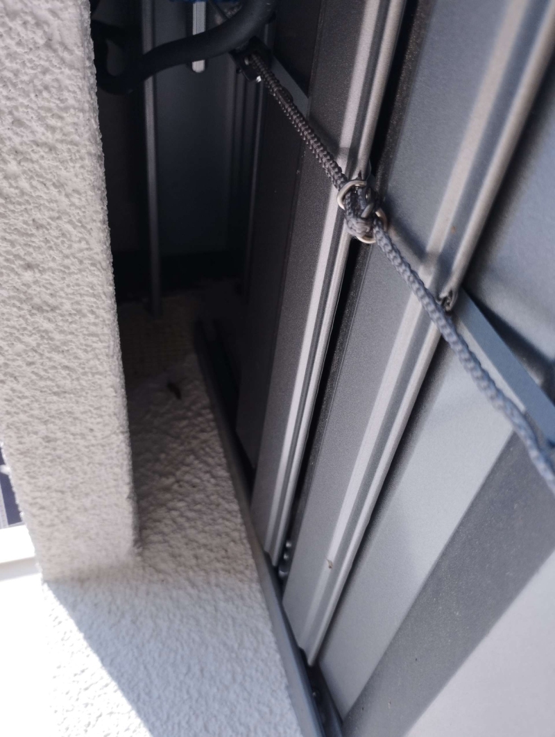 Zwischen der Fassade und der Metalljalousie liegt in Hoelstein ein verdeckter Bereich, in dem ein kleines Wespennest einen Einsatz des Kammerjaeger erforderlich macht.