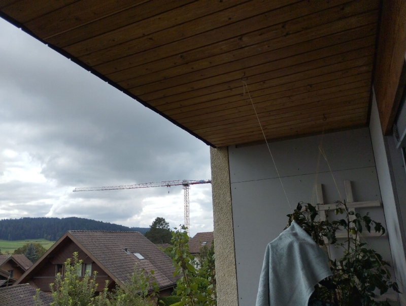 Ueber den Daechern von Ormalingen haengt ein kleines Wespennest am hölzernen Balkonbereich und koennte den Einsatz eines Kammerjaeger notwendig machen.