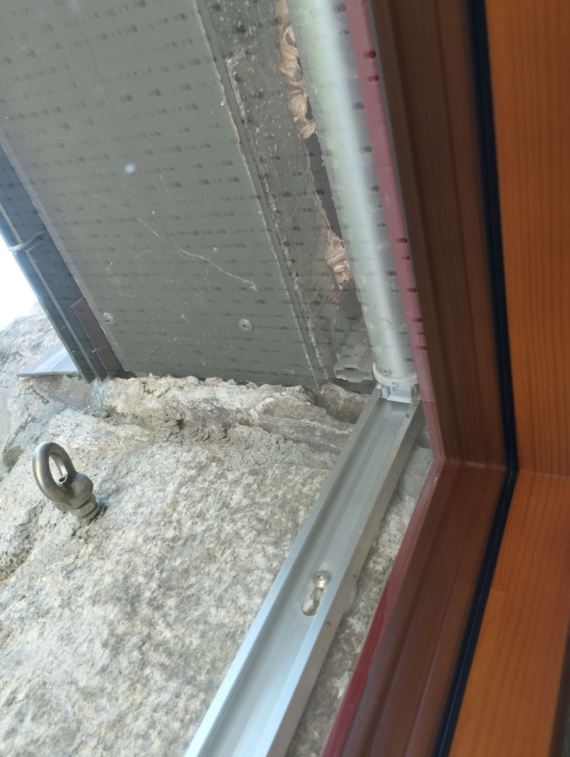 Hinter der Verschalung ueber dem Fenster zeigt sich in Seltisberg ein verborgenes Wespennest, das den Einsatz eines Kammerjaeger erforderlich macht.