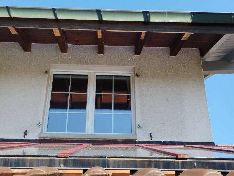 Ein Wespennest befindet sich an einem Fenster in Wenslingen, das sich unter dem Dachüberstand befindet. Der Kammerjäger sollte für eine sichere Entfernung kontaktiert werden.