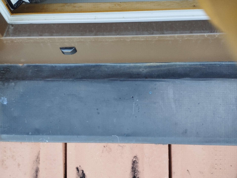 Ein Hornissennest befindet sich am Fensterrahmen in Ziefen. Ein Kammerjäger könnte helfen, das Nest fachgerecht zu entfernen.