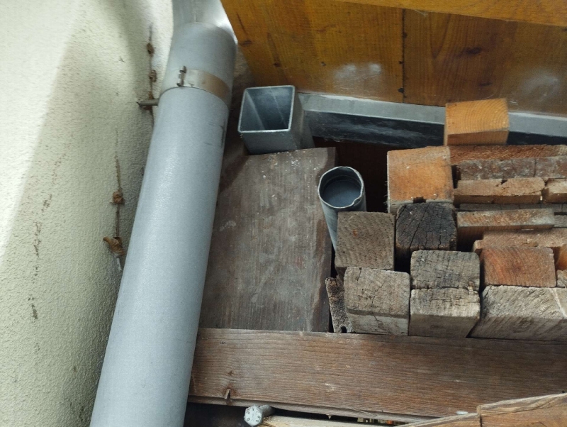Zwischen gelagertem Holz und Metallrohren bewegen sich in Augst mehrere Ameisen, was auf einen noetigen Einsatz eines Kammerjaegers hinweist.