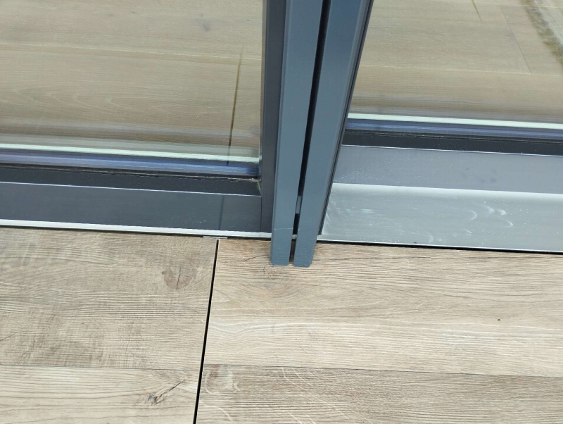 Am Uebergang zwischen Terrassenboden und Schiebetuer zeigen feine Spalten in Biel-Benken moegliche Ameisenwege, weshalb der Einsatz eines Kammerjaegers sinnvoll erscheint.