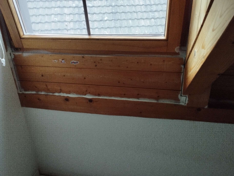 Zwischen den Holzverschalungen am Dachfenster in Birsfelden koennen feine Spalten auf Ameisenbefall hindeuten, was den Einsatz eines Kammerjaegers notwendig macht.