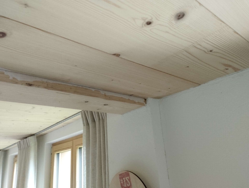 An der hölzernen Deckenfuge in Diegten weisen feine Spuren auf moegliche Ameisenaktivitaet hin, was einen Kammerjaeger erforderlich machen koennte.