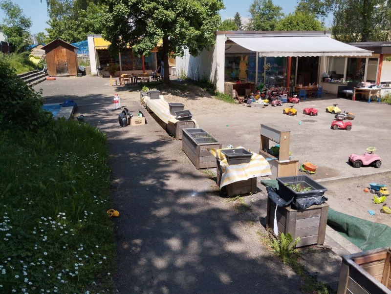 Auf dem Gelaende eines Kinderspielbereichs in Duggingen weisen verstreute Spuren auf einen Ameisenbefall hin, der den Einsatz eines Kammerjaeger notwendig machen kann.