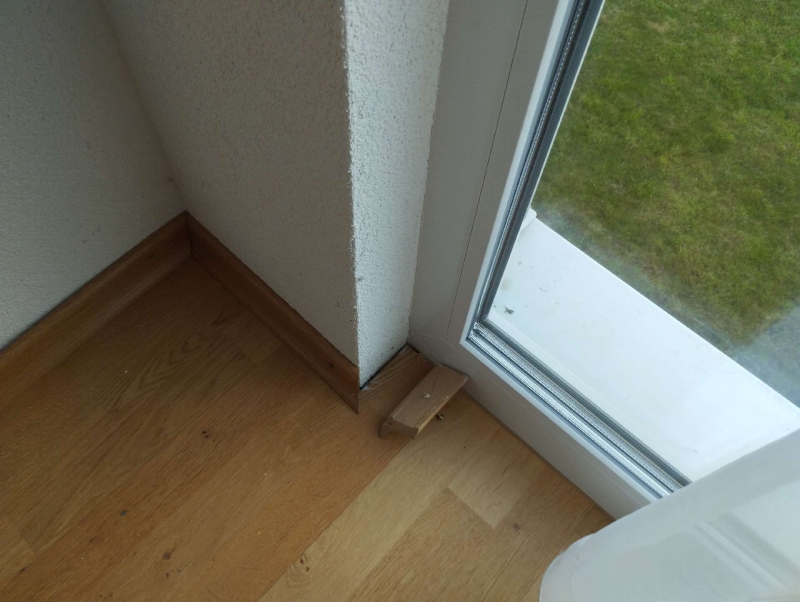 An der Fensterkante in Eptingen zeigt der kleine Holzkeil Hinweise auf Ameisenaktivitaet, was den Einsatz eines Kammerjaegers sinnvoll macht.