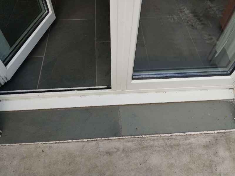 In Haefelfingen deuten feine Spuren an der Terrassenschwelle auf umherziehende Ameisen hin und machen den Einsatz eines Kammerjaeger moeglich.