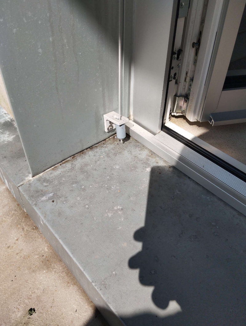 Am Fenstereck auf der Terrasse in Hemmiken sammeln sich einzelne Ameisen, was den Bedarf eines Kammerjaegers in Hemmiken erkennen laesst.