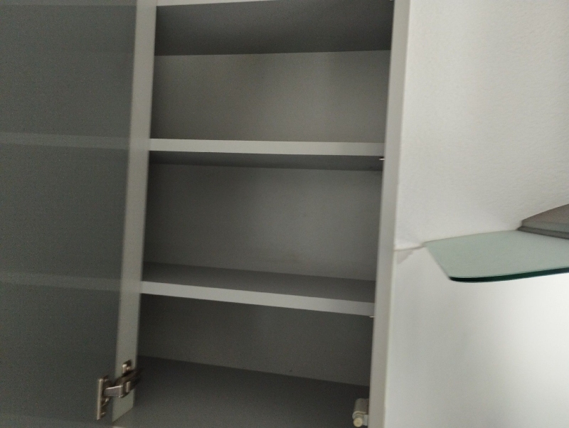 Im offenen Schrank in Oberdorf lassen kleine dunkle Spuren auf moegliche Ameisenaktivitaet schliessen, weshalb ein Kammerjaeger zur Kontrolle sinnvoll sein kann.