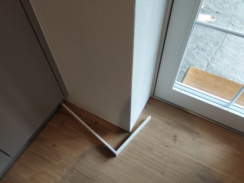 Am Rand des Holzfussbodens in Oberwil koennen feine Spuren auf Ameisen hindeuten, wodurch der Einsatz eines Kammerjaegers sinnvoll werden kann.