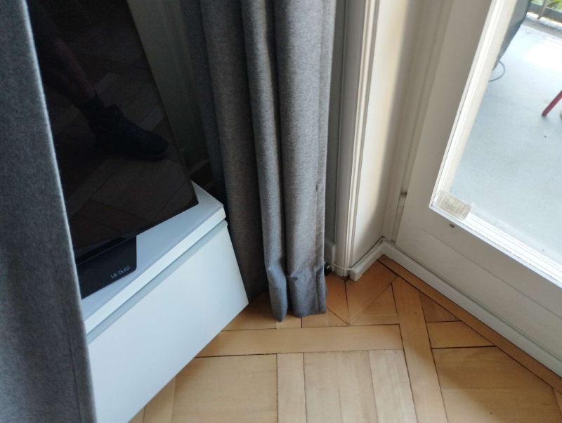 In Titterten wurde ein Ameisenbefall in der Nähe eines Fensters und Möbelstücks festgestellt, der durch einen Kammerjäger effektiv beseitigt werden sollte.